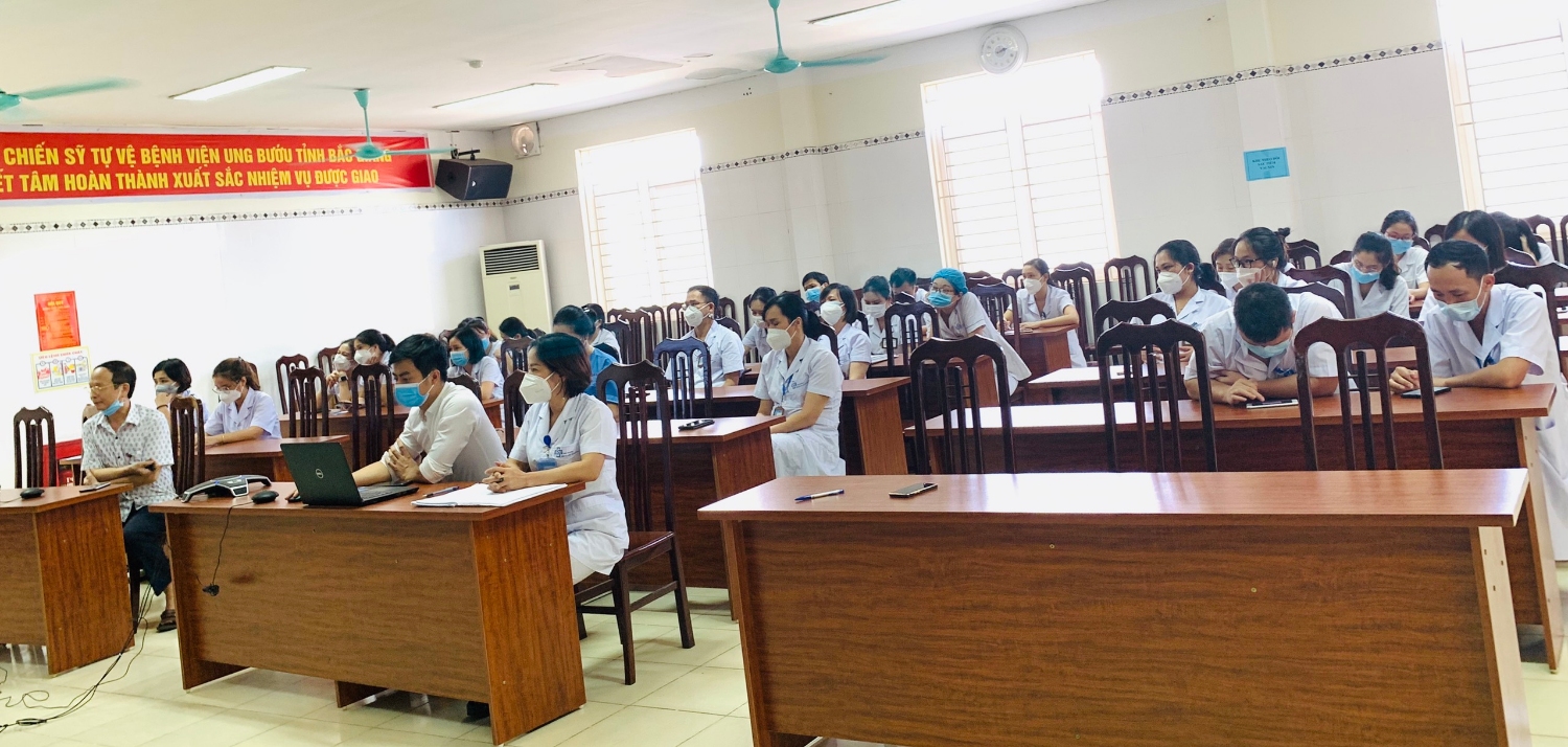 Tập huấn quy tắc ứng xử, nâng cao kỹ năng giao tiếp cho cán bộ nhân viên y tế.